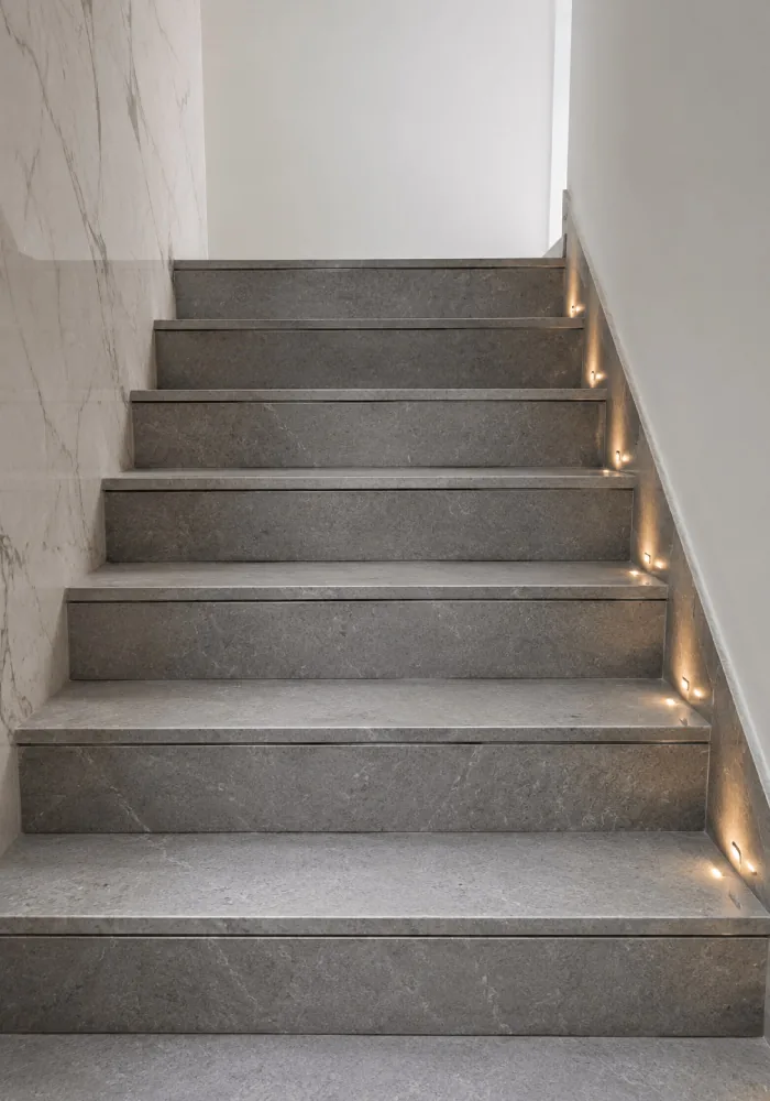 Escalera revestida en piedra con nariz boleada